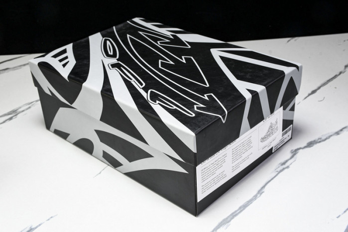 Off-White c/o Virgil Abloh